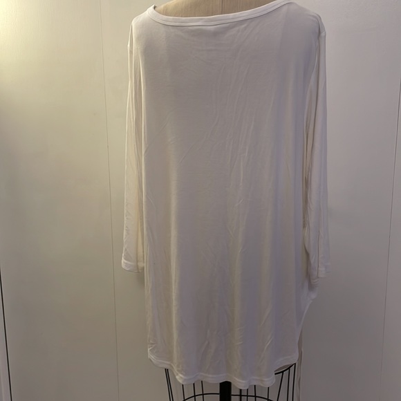 Zuda 3/4 sleeve scoop neck ruched side white t-shirt - Picture 5 of 8